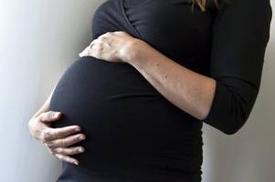 risiko schwangerschaft – selbstständige und politik kämpfen um mutterschutz für alle