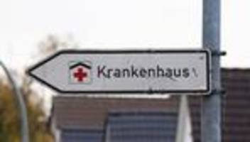 landkreis regensburg: jugendlicher bei unfall aus auto geschleudert