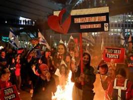 Parolen gegen Netanjahu: Demonstranten legen auf Straßen von Tel Aviv Feuer
