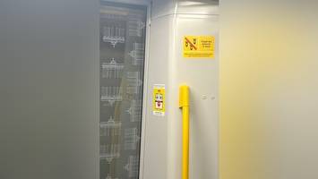 Gaza-Konflikt: Aktivisten kleben Sticker in BVG-Fahrzeuge