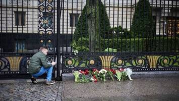 Nach Anschlag in Moskau: Blumen als Zeichen des Mitgefühls