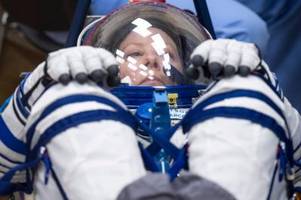 zwei frauen und ein kosmonaut unterwegs zur iss
