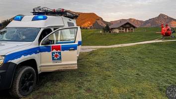 Bergwacht-Einsatz in Bayern  - Mann (48) erleidet beim Wandern Herzinfarkt – vier Frauen retten ihn