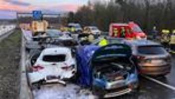 verkehrsunfall: massenkarambolage mit 40 fahrzeugen nahe würzburg: zwei tote