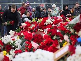 Nationaltrauertag nach Anschlag: Tausende Menschen gedenken Moskauer Anschlagsopfern