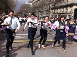 sprint mit café und croissant: hunderte pariser kellner liefern sich kurioses rennen