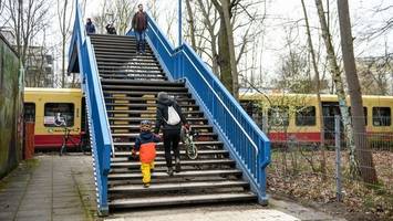 s-bahnhof oberspree: anwohner quälen sich über steile treppe
