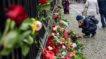 Blumen vor russischer Botschaft: Solidarität oder Politik?