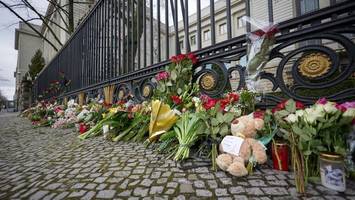 Blumen als Zeichen des Mitgefühls nach Anschlag nahe Moskau