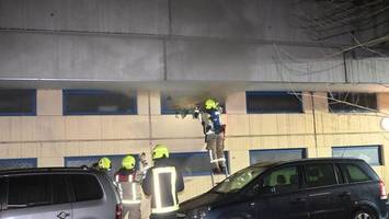 Feuerwehr löscht Kellerbrand in der High-Deck-Siedlung