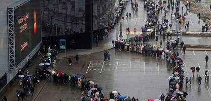 moskau-anschlag: tausende russen trauern an der crocus city hall