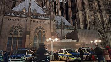 Teile der Domplatte abgesperrt - Aktivisten besetzen Kölner Dom und zünden Bengalos - Polizei rückt an
