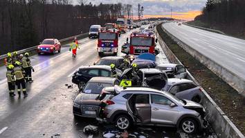 Unfall-Drama in Bayern - Starkregen führt zu Massenkarambolage mit 40 Fahrzeugen - zwei Tote