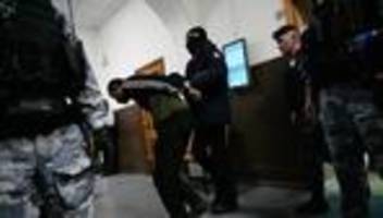 Anschlag bei Moskau: Vier mutmaßliche Attentäter mit Verletzungen vor Gericht