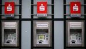 banken: zahl der sparkassen-geldautomaten soll weiter sinken