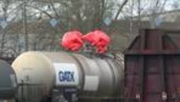 Region Hannover: Gefahrguteinsatz: Salpetersäure aus Kesselwagen getropft