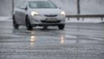 Rettungseinsätze: Drei Verkehrsunfälle auf B275: Ursache wohl Schneeglätte