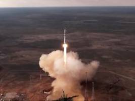 drei astronauten an bord: russische rakete dockt erfolgreich an iss an