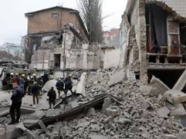 luftalarm in ukraines hauptstadt: russischer raketenangriff beschädigt wohnhaus in kiew
