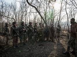 Ukrainer trotzen Kreml-Truppen: Militärexperte: Nicht Artilleriemunition ist das größte Problem