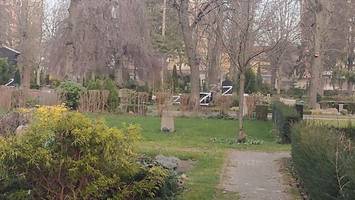 Schon wieder Grabsteine auf Berliner Friedhof beschmiert