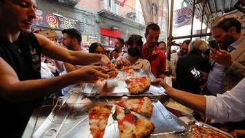 luxus-pizza von flavio briatore sorgt in neapel für Ärger