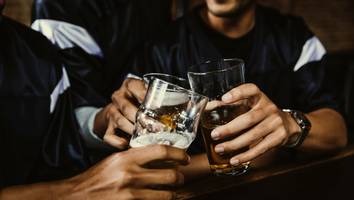 wissenschaftlich bewiesen - mit zwei einfachen fragen erkennen sie alkoholkranke menschen
