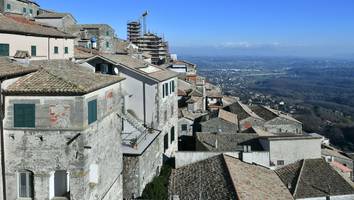 Familienkonflikte und baufällige Häuser - Traumhaftes Dorf in Italien verkauft Häuser für 1 Euro - keiner will sie