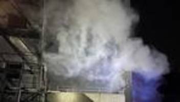 Brände: Feuerwehr rettet Menschen aus brennendem Haus in Erkrath