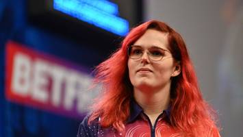 „kann es nicht dulden“ - trans-dartsspielerin gewinnt frauen-turnier – teamkolleginnen treten zurück