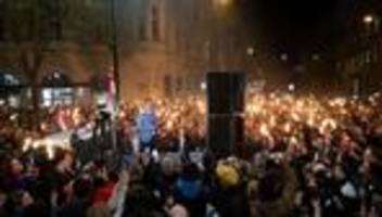 protest in budapest: tausende ungarn demonstrierten gegen orban