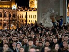 kopf des mafia-staats: tausende protestieren in budapest gegen orban