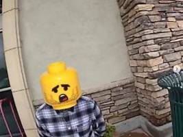 Spielzeugköpfe vor Gesichtern: Lego beklagt sich wegen Fahndungsfotos bei Polizei