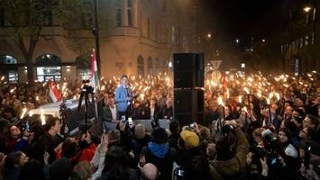 tausende ungarn demonstrierten gegen orban