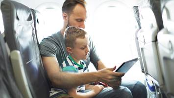 Mit Gepäcksuche - „Arschloch“-Vater strapaziert Mit-Passagier im Flugzeug