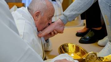 abendmahlmesse: papst wäscht häftlingen die füße