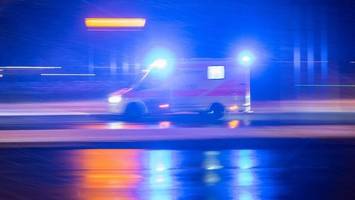 autos stoßen auf b105 zusammen: vier menschen in krankenhaus