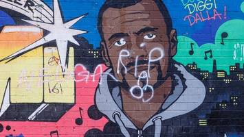 Graffiti von toter Stadtteil-Ikone rassistisch beschmiert