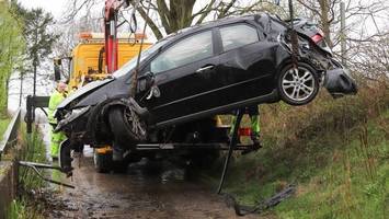 Unfall auf nasser Fahrbahn – Honda fliegt von der A23