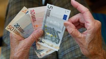 trickbetrug: seniorin legt mehr als 30.000 euro in mülltonne