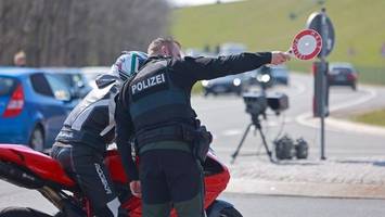 Polizei richtet sich trotz Sperrung auf Auto-Tuner ein