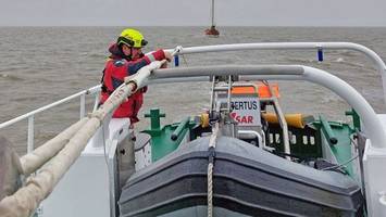 Seenotretter helfen sechs Menschen vor Küste und auf Elbe