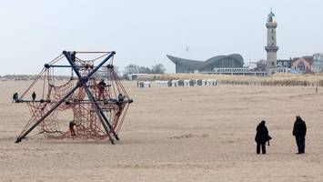 Streit um Strandkörbe: Warnemünder Strand deutlich leerer