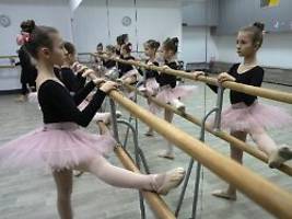 Auszeit vom Kriegshorror: Mädchen tanzen Ballett in Bunker unter Charkiw