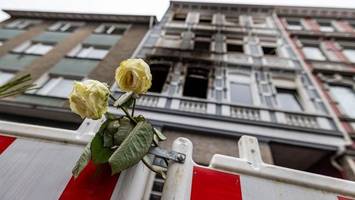 Vier Tote nach Feuer: Trauerzug für Brandopfer