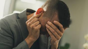 forscher stellen seine sicht nach - für victor sehen alle menschen wie dämonen, denn er hat eine seltene erkrankung