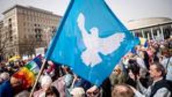 ostermärsche: hunderte demonstrieren für nato-austritt deutschlands