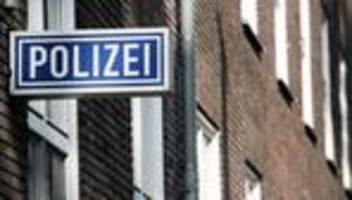 polizei ermittelt: riesige flagge mit hakenkreuz gesprüht: polizei sucht zeugen