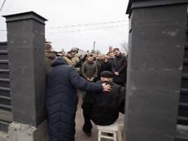 Erneut Luftangriffe auf Ukraine: Selenskyj besucht Butscha: Wir bleiben standhaft