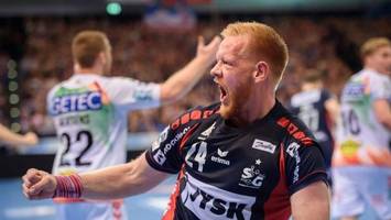 flensburgs handballer feiern heimsieg gegen hannover